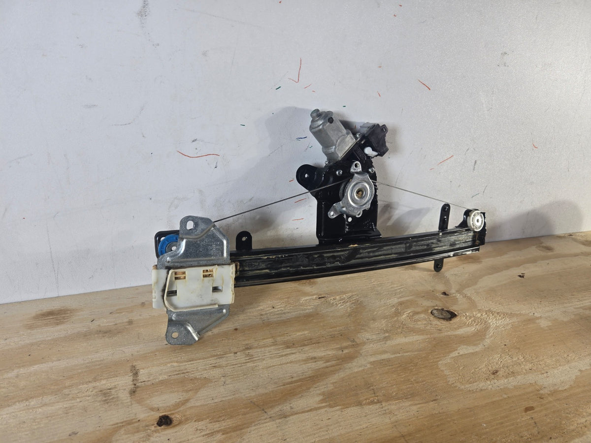 2013-2019 Nissan Sentra Right Front Door Window Regulator Motor RH Side OEM 5317