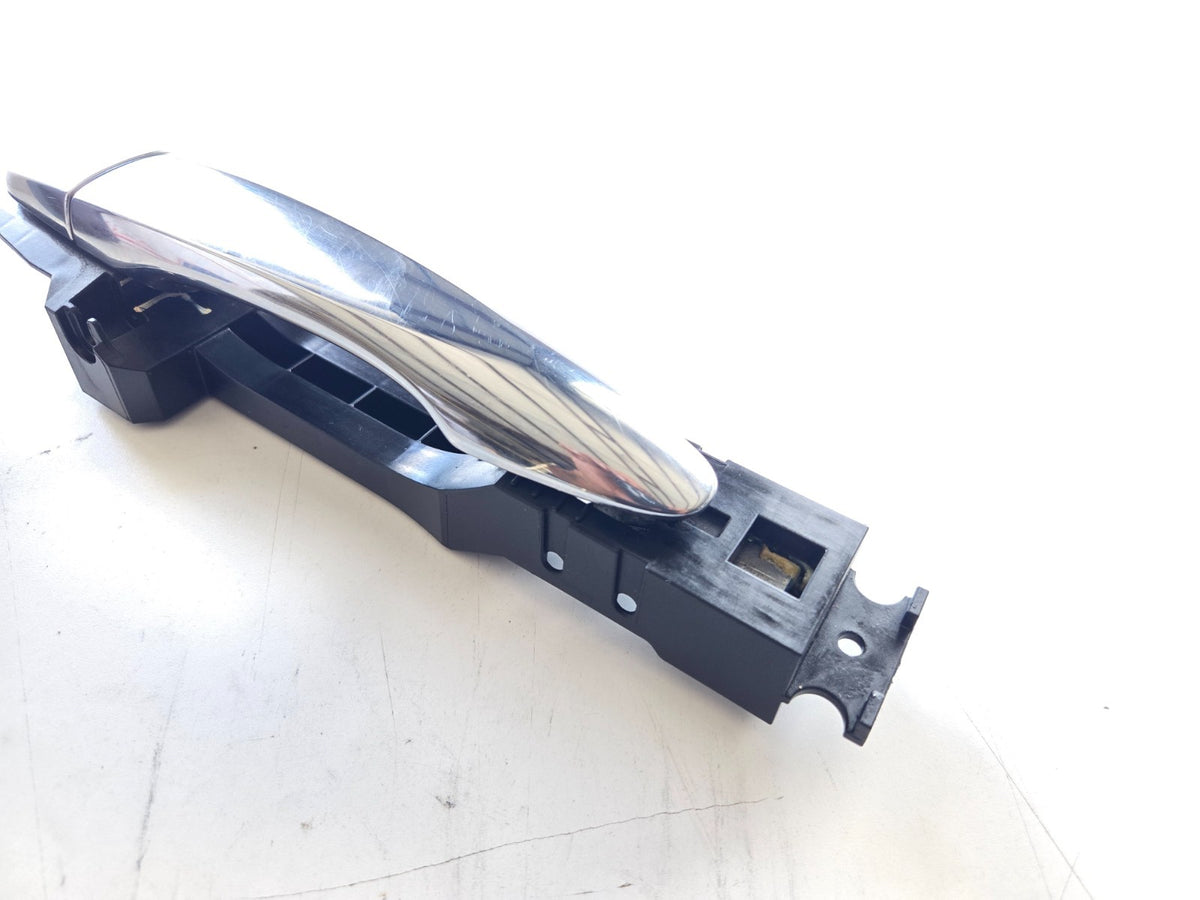 2020 Nissan Murano right passenger rear back door outer exterior handle bracket