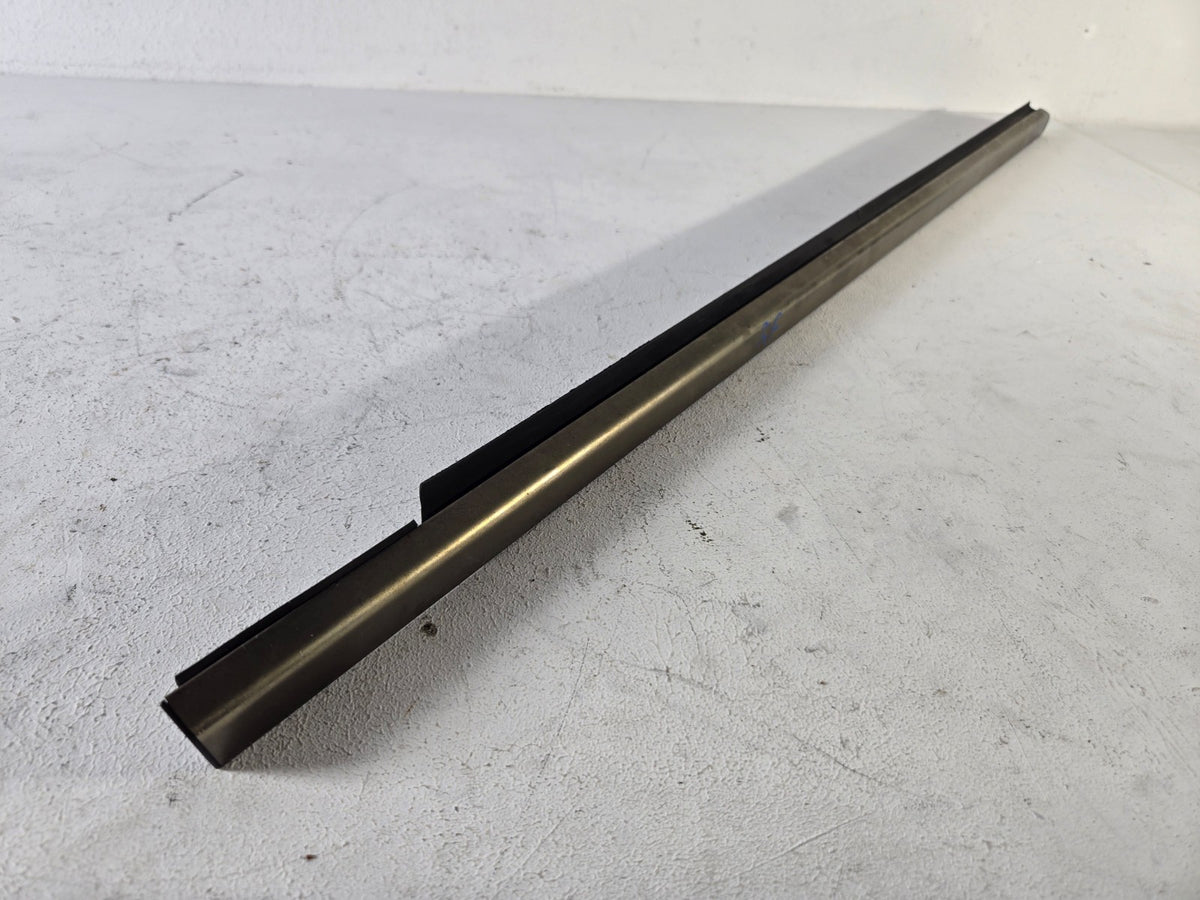 2003 2009 Mercedes Benz E500 Right Front Door Weather Strip Trim Chrome OEM