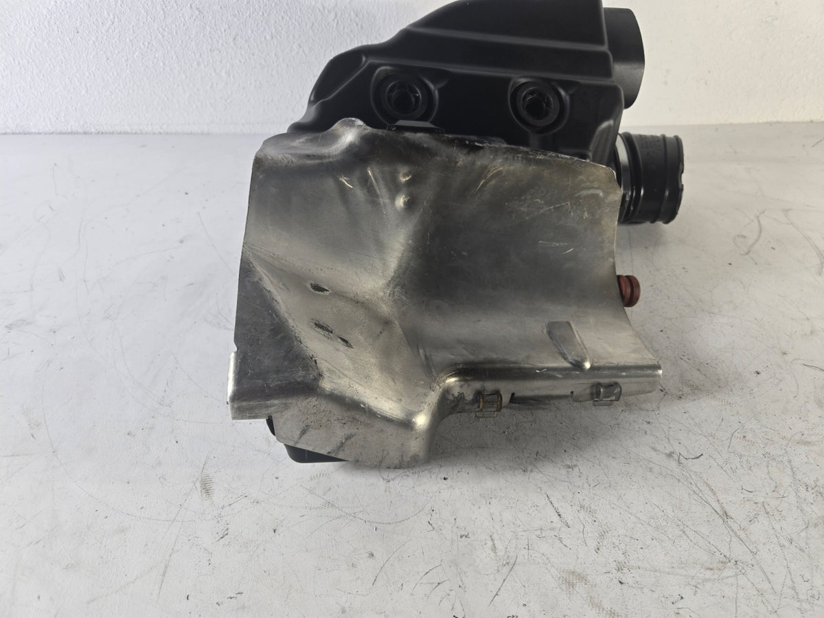 2010 2013 BMW 550i 4.4L Air Intake Air Cleaner Housing Silencer Right Side OEM