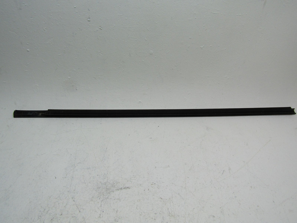 2020 Infiniti Qx60 left driver side front door window glass trim belt molding