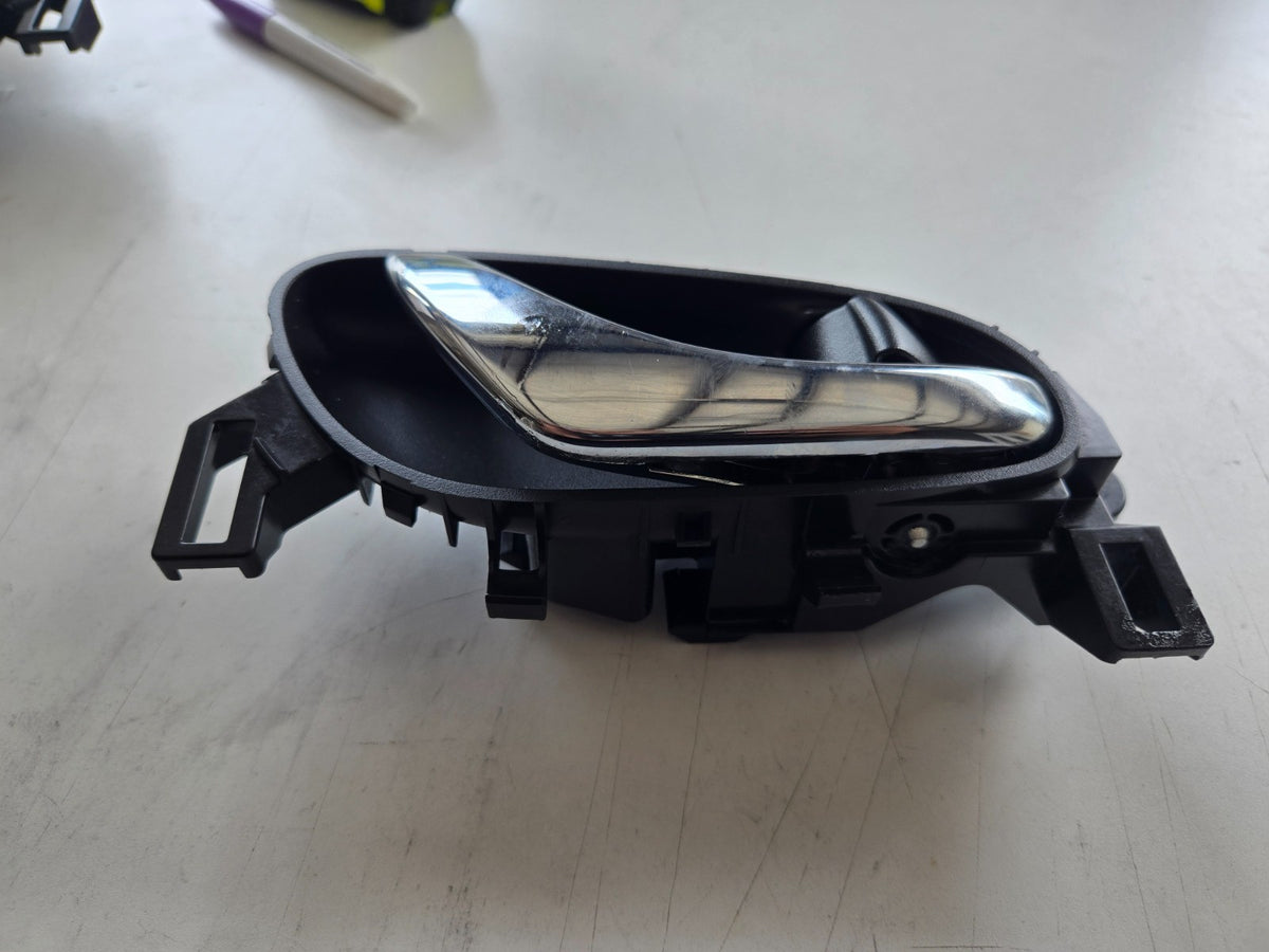 2019 Nissan Rogue Right Passenger front or REAR door interior inner handle OEM R