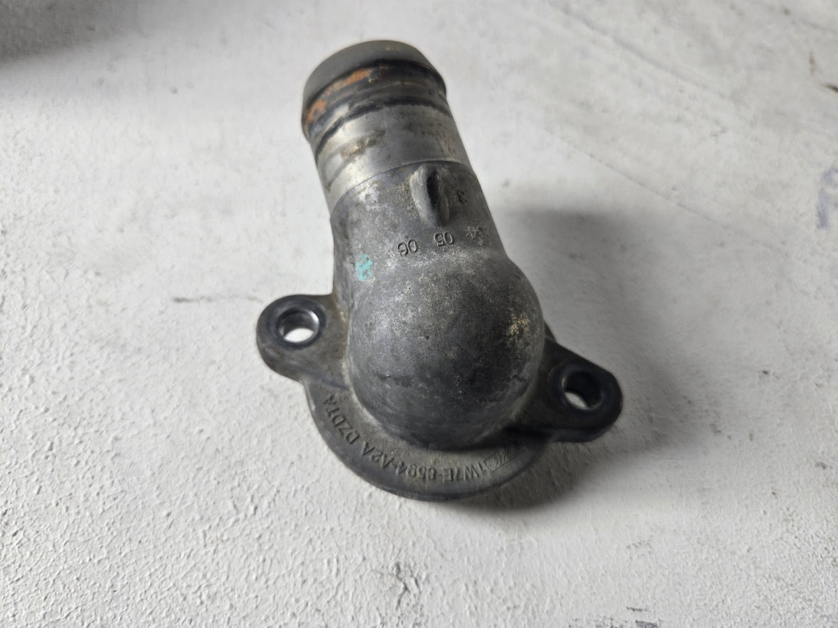 2001 2004 Lincoln Town Car 4.6L Thermostat Housing Water Outlet Connection OEM