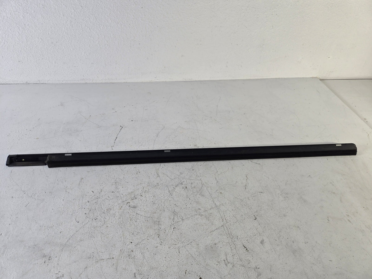 2003 2009 Mercedes Benz E500 Right Front Door Weather Strip Trim Chrome OEM