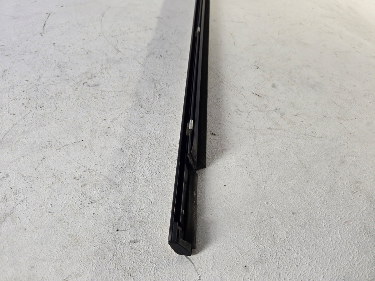 2003 2009 Mercedes Benz E500 Right Front Door Weather Strip Trim Chrome OEM