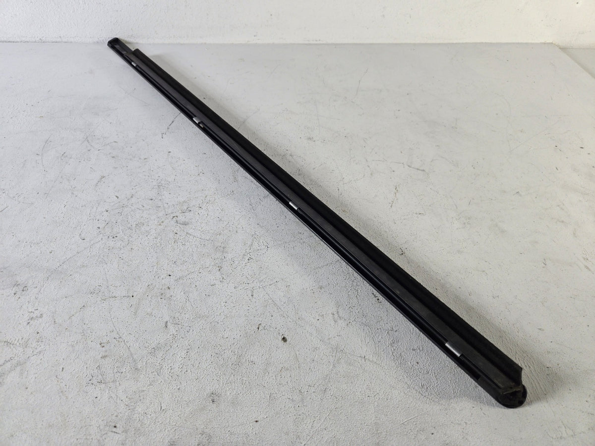 2003 2009 Mercedes Benz E500 Left Front Door Weather Strip Trim Chrome OEM