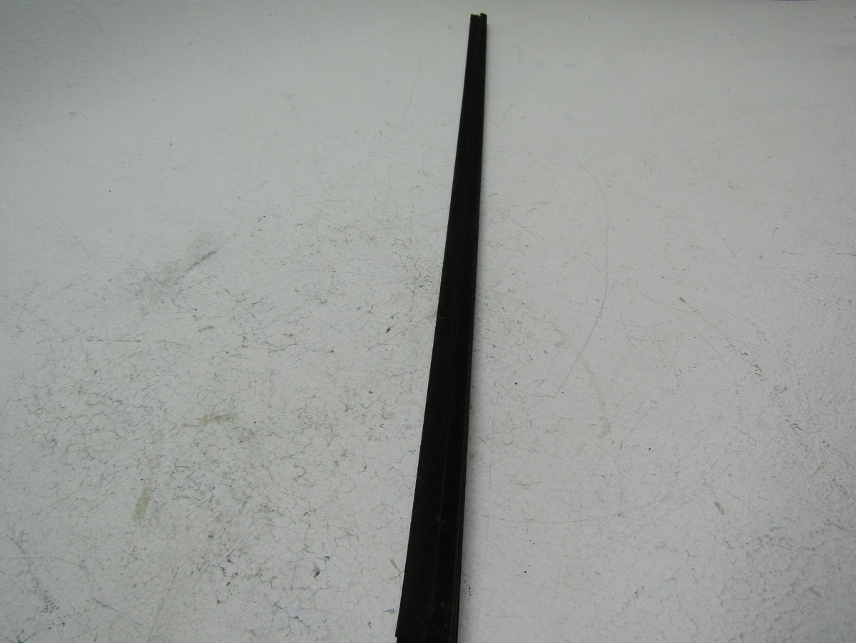 2020 Infiniti Qx60 left driver side front door window glass trim belt molding