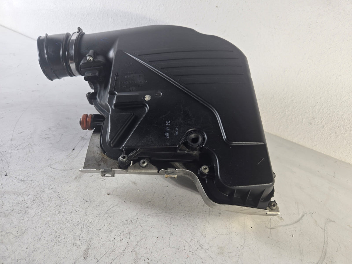 2010 2013 BMW 550i 4.4L Air Intake Air Cleaner Housing Silencer Right Side OEM