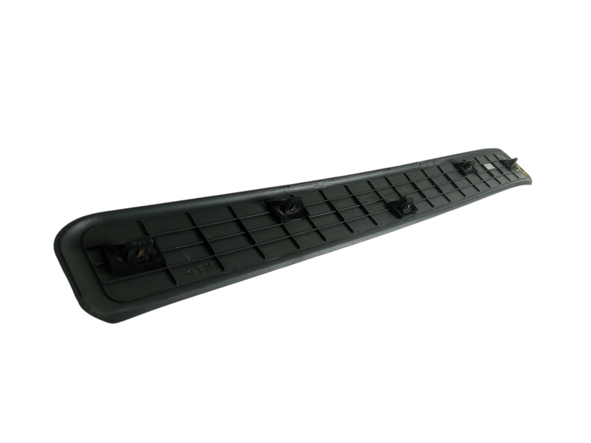 2012-2014 Hyundai Genesis Left Front Door Step Sill Scuff Plate Trim OEM 14301