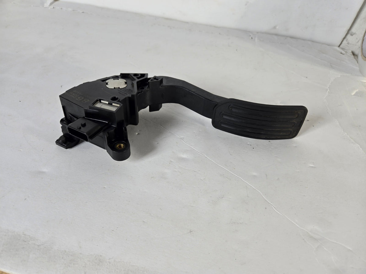 2014-2016 Nissan Sentra Gas Accelerator Pedal W Sensor 18002-3RA0B OEM 15250