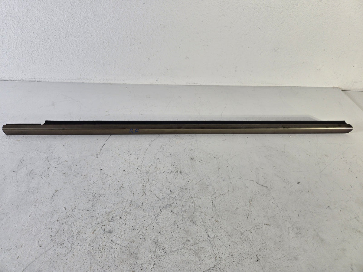 2003 2009 Mercedes Benz E500 Right Front Door Weather Strip Trim Chrome OEM