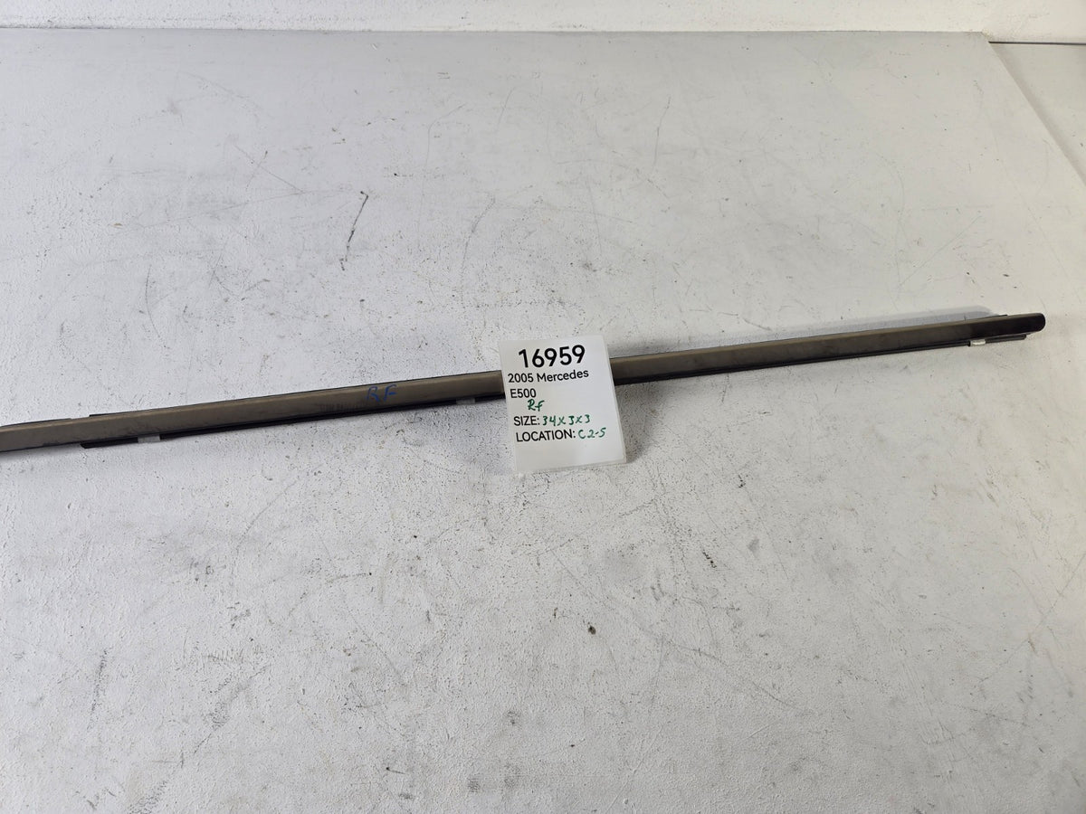 2003 2009 Mercedes Benz E500 Right Front Door Weather Strip Trim Chrome OEM