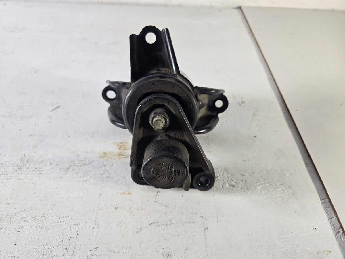 2011 2016 Hyundai Elantra 1.8L Engine Motor Mount Mounting Bracket OE 218103Y000