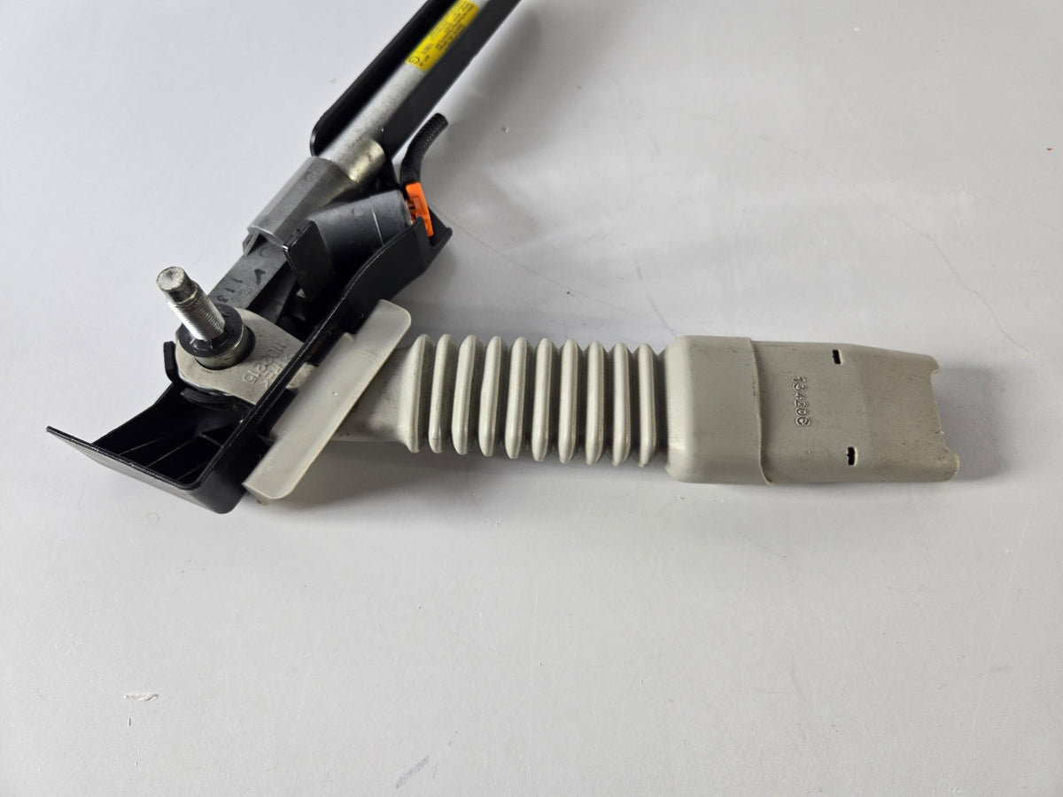2014 2020 Infiniti Q Q50 Left Driver Front Seat Belt Buckle Pretensioner OEM